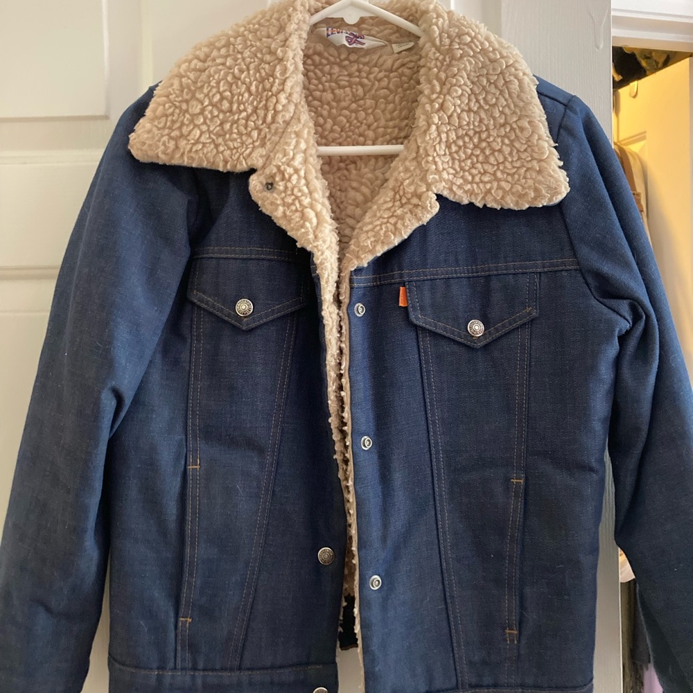 Vintage 1970’s Levi's Women’s Dark Blue Denim Jacket with Cream Sherpa Lining